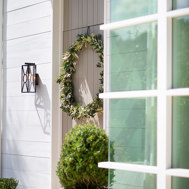 Outdoor sconce
